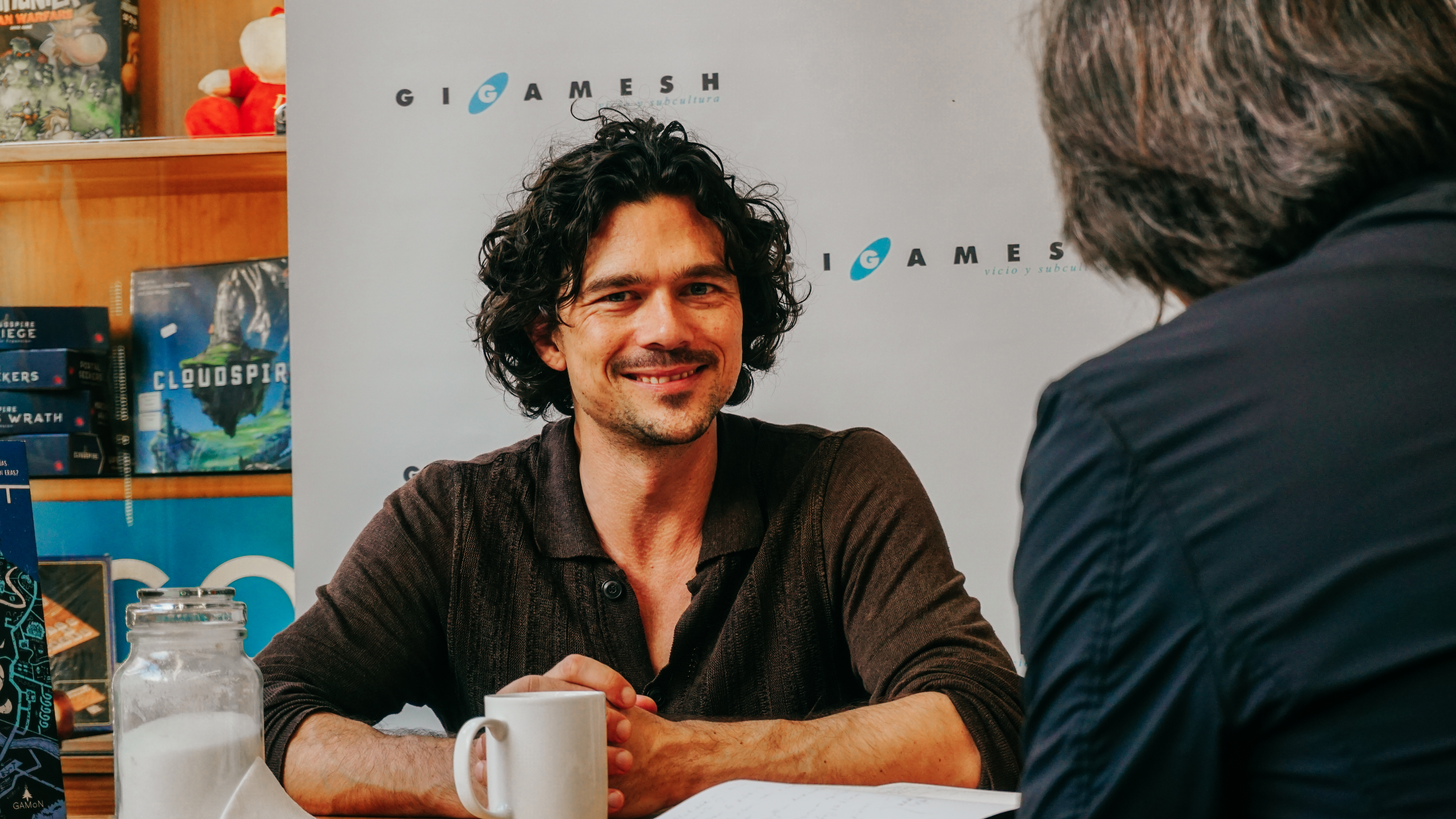 Fotografía de Luke Arnold durante una de las entrevista que concedió en la librería Gigamesh Ⓒ Cristina García Trufero