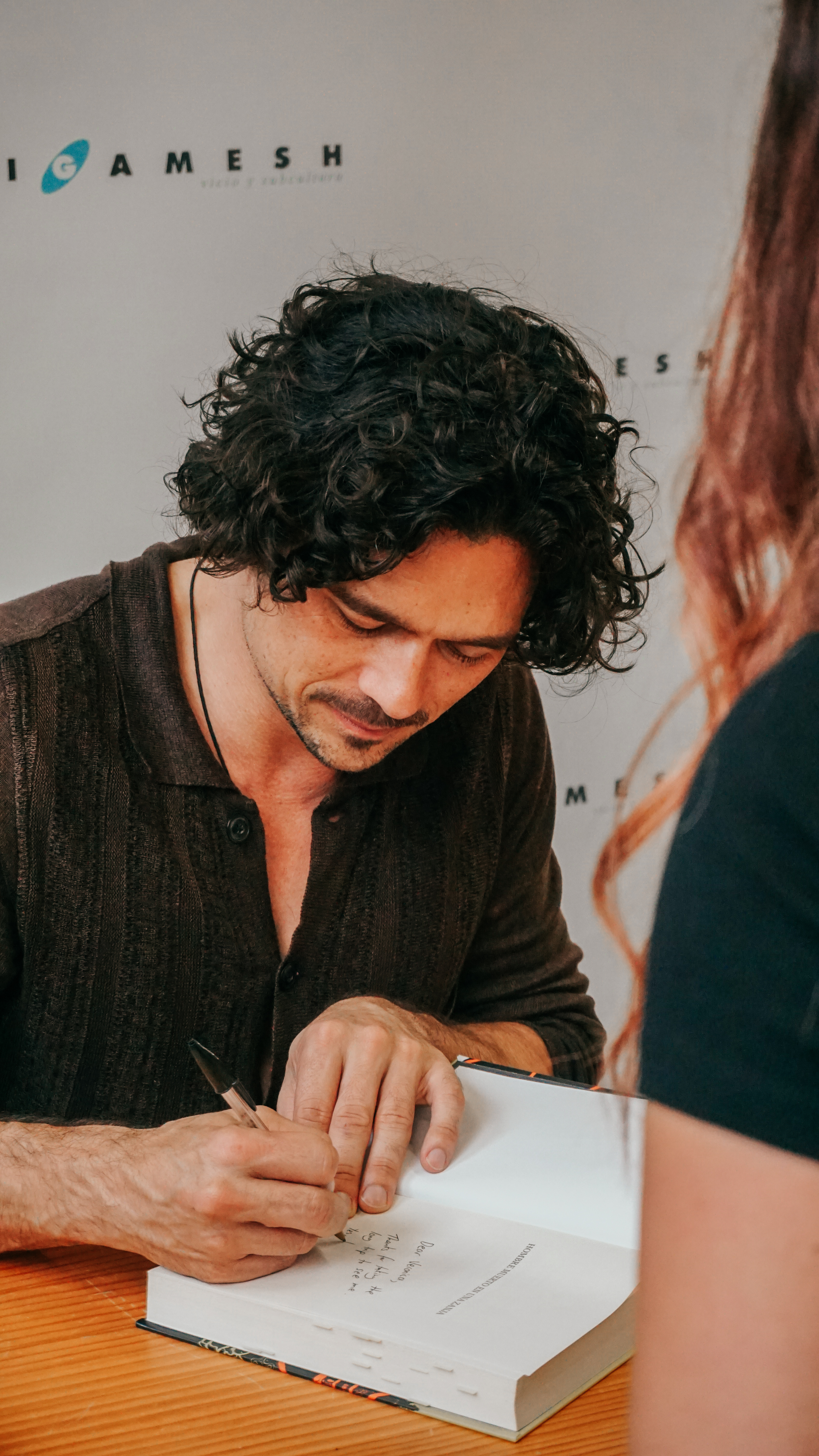 Fotografía de Luke Arnold firmando un ejemplar Ⓒ Cristina García Trufero