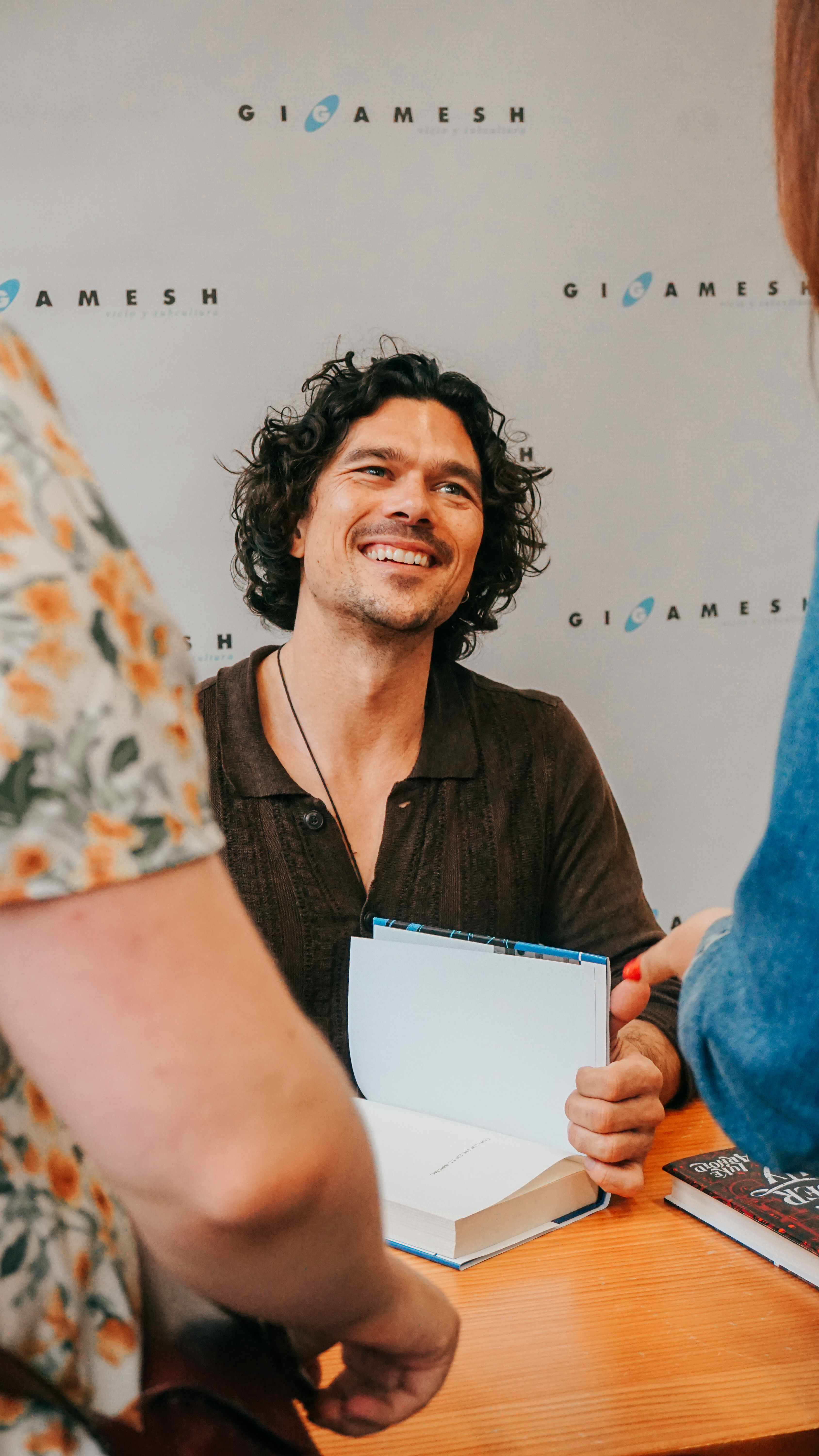 Fotografía de Luke Arnold durante el encuentro que tuvo lugar en la librería Gigamesh Ⓒ Cristina García Trufero