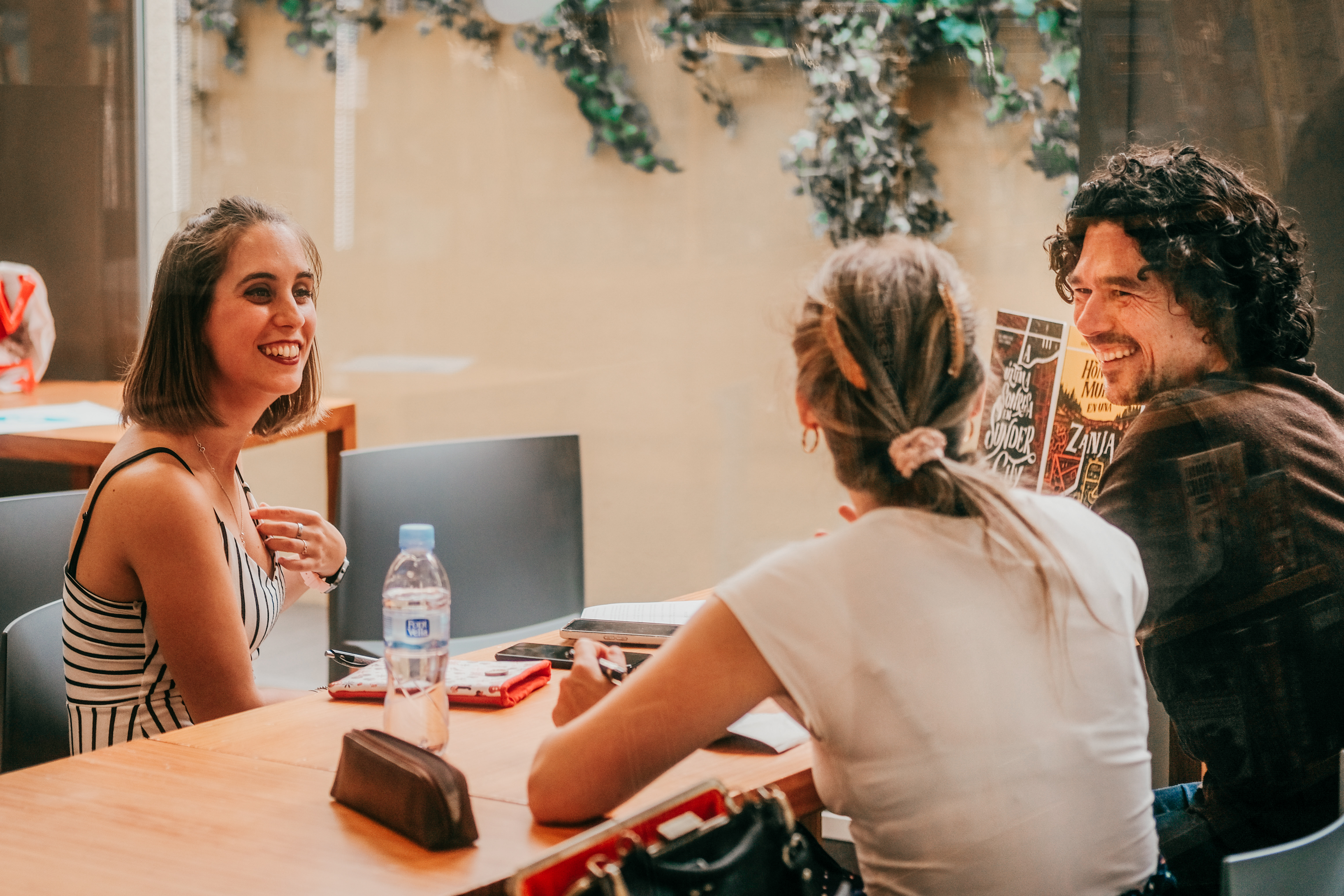 Fotografía de Luke Arnold durante la entrevista que me concedió en la librería Gigamesh Ⓒ Pol S. Roca