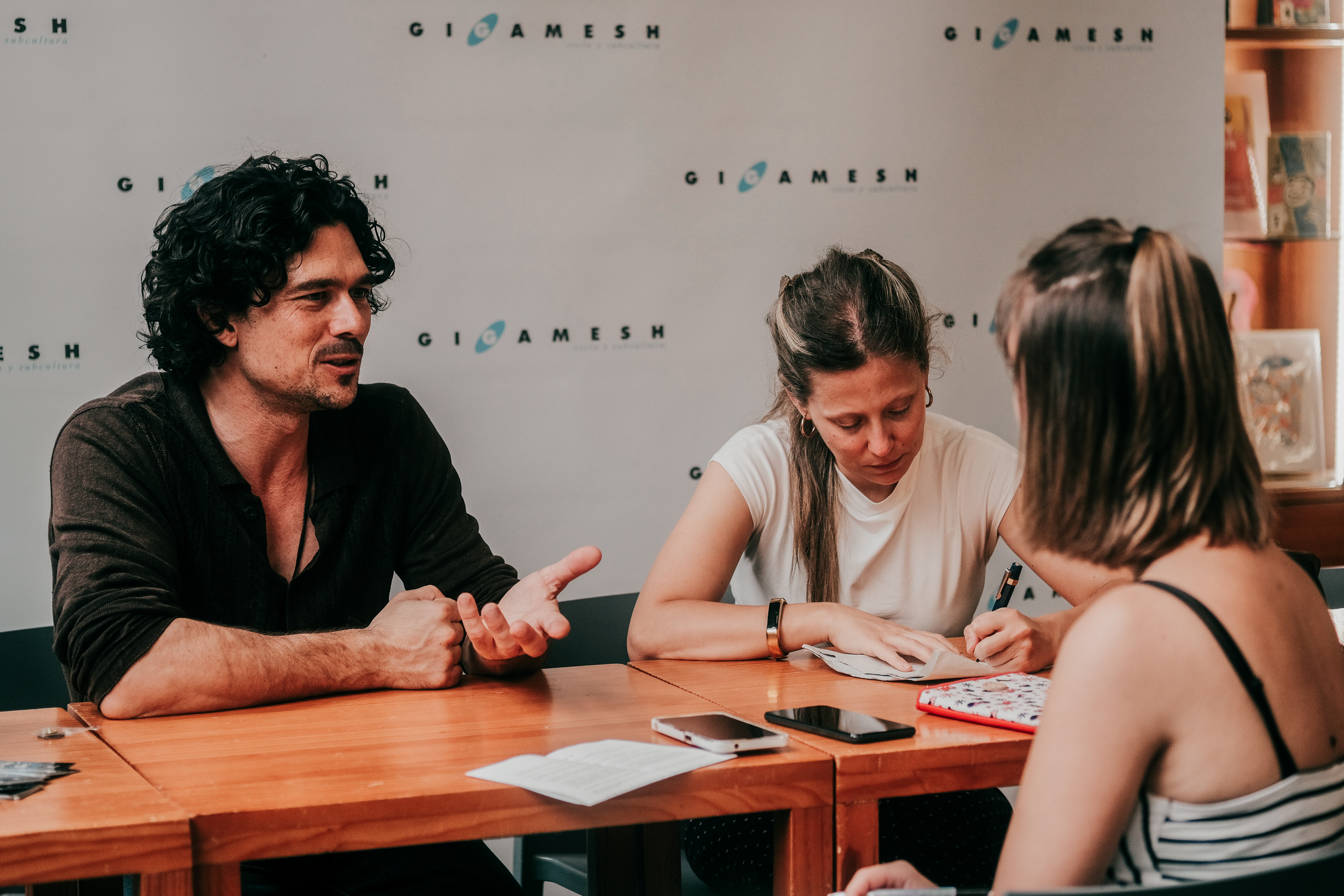 Fotografía de Luke Arnold durante la entrevista que me concedió en la librería Gigamesh Ⓒ Pol S. Roca