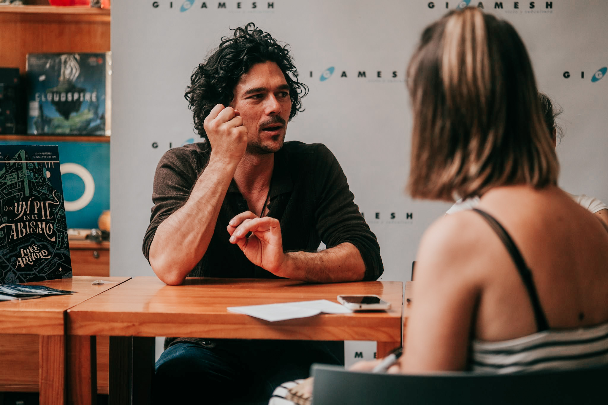 Fotografía de Luke Arnold durante la entrevista que me concedió en la librería Gigamesh Ⓒ Pol S. Roca