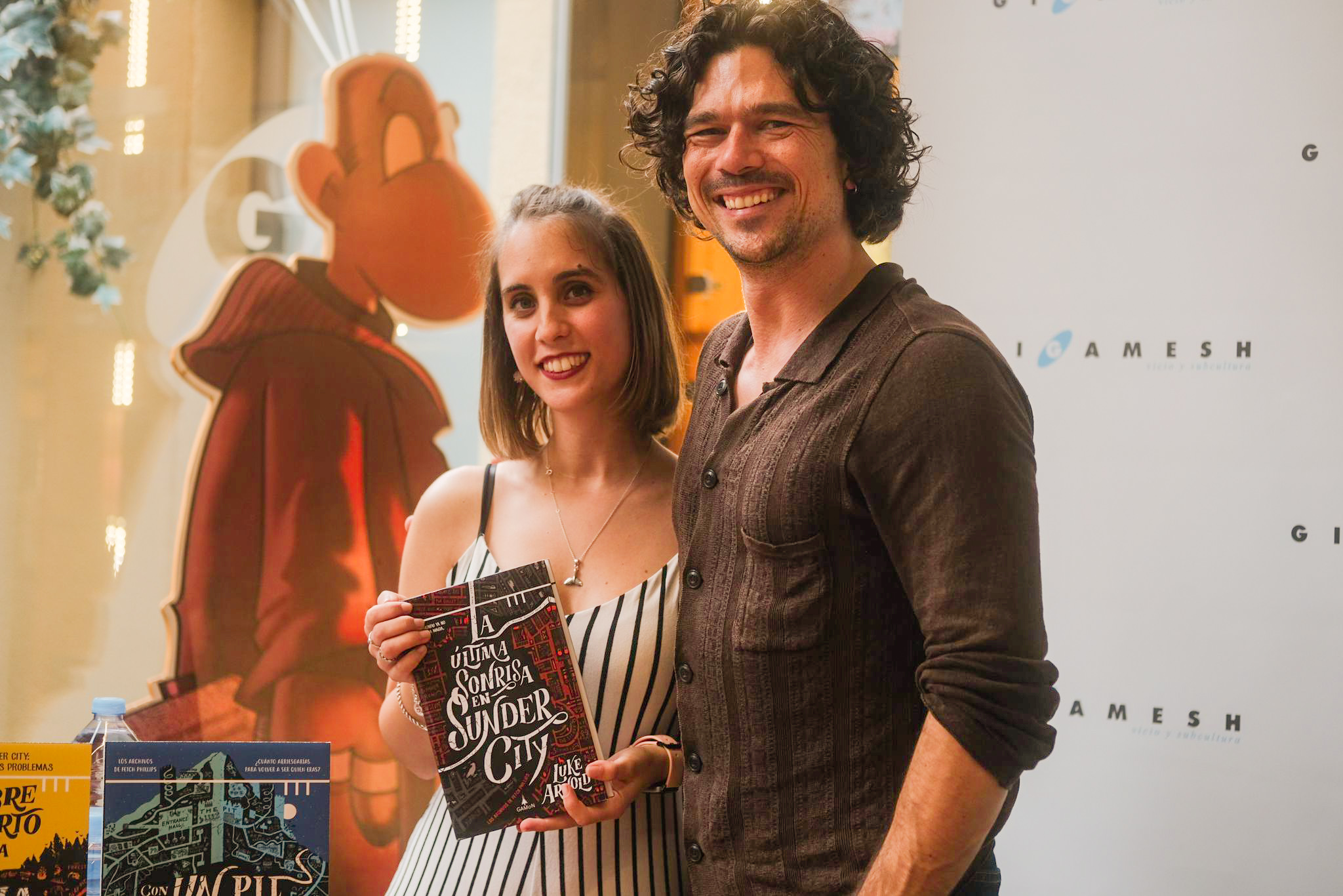 Fotografía en la que Luke Arnold y yo estamos posando para la cámara Ⓒ Pol S. Roca